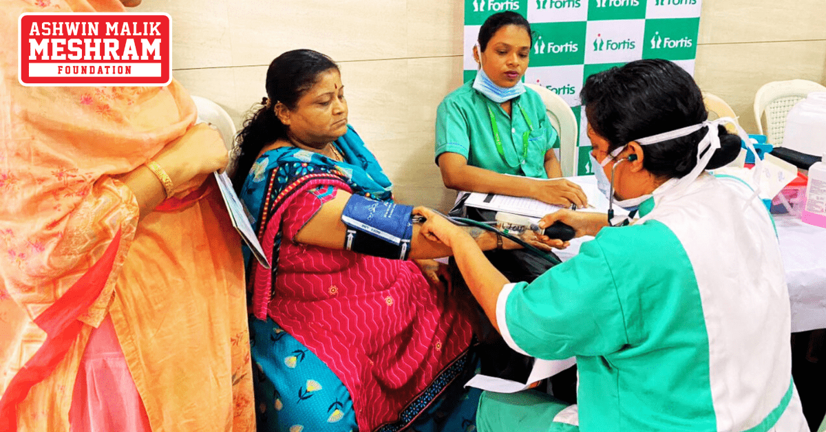Senior Shivsena leader and former Cabinet Minister Mr. Subhash Desai, along with Mr. Arvind Sawant (MP - Shivsena, South Mumbai) visited the health checkup camp conducted by Meshram Foundation.
